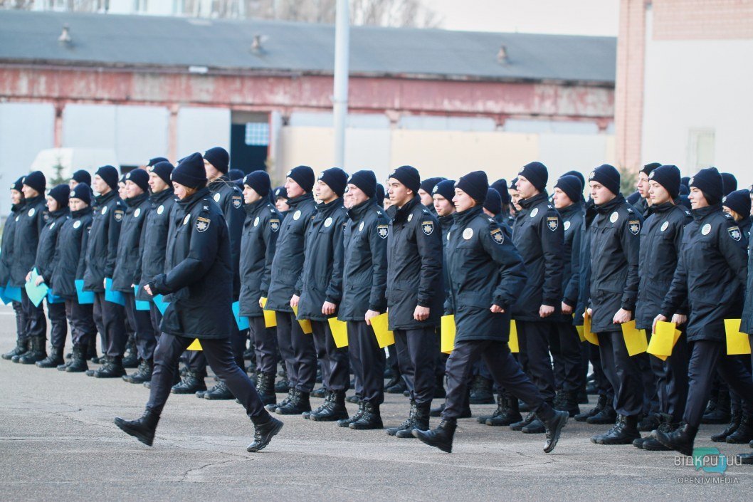 Флешмоб от курсантов: в Днепре создали гигантский герб Украины (ФОТО) - рис. 1