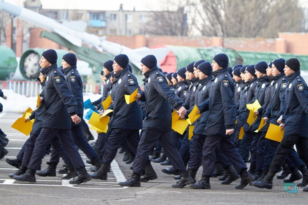 Флешмоб от курсантов: в Днепре создали гигантский герб Украины (ФОТО) - рис. 2