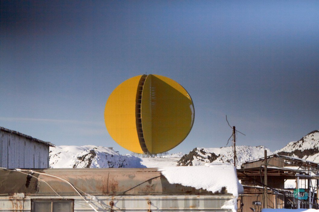 "Око Саурона" посреди заснеженной промзоны: как выглядит сейчас самый известный арт-объект в Днепре (ФОТО) - рис. 1