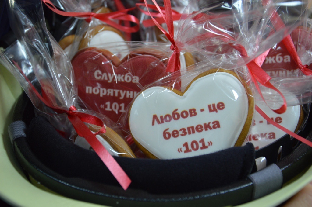В Днепре спасатели раздавали конфеты и шарики на День влюбленных (ФОТО) - рис. 4