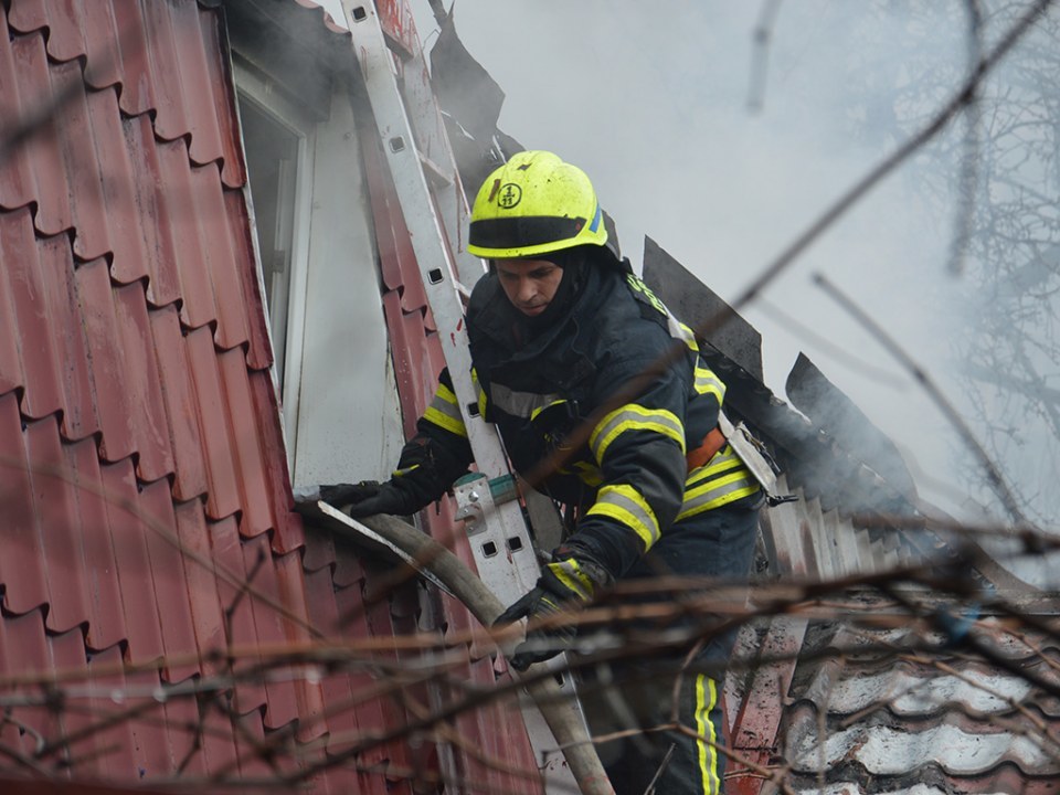 Как в Днепре шестнадцать пожарных тушили частный дом (ВИДЕО) - рис. 2