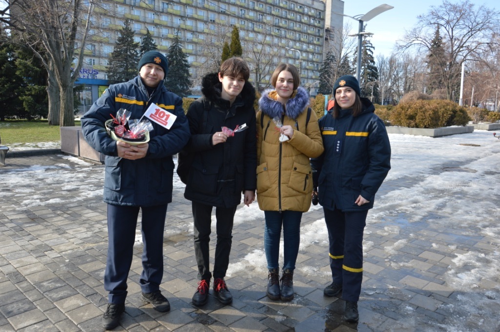 В Днепре спасатели раздавали конфеты и шарики на День влюбленных (ФОТО) - рис. 2