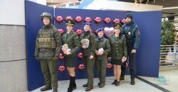 В центре Днепра нацгвардейцы раздавали валентинки (ФОТО) - рис. 9