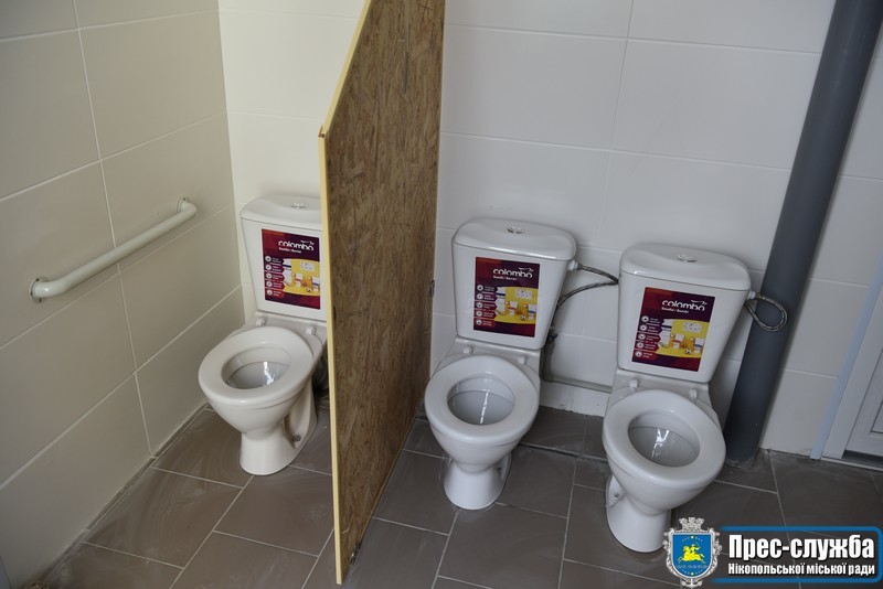 Унитазы для друзей: в Никополе очень странно отремонтировали туалет в детсаду (ФОТО) - рис. 4