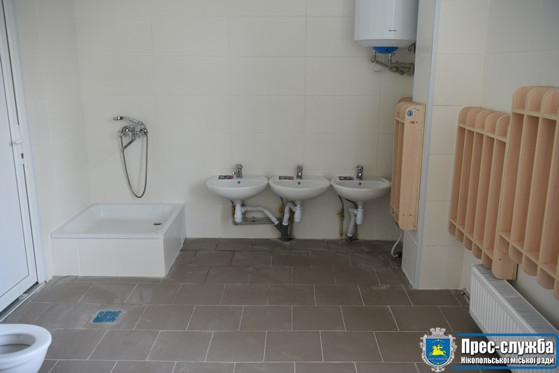 Унитазы для друзей: в Никополе очень странно отремонтировали туалет в детсаду (ФОТО) - рис. 3