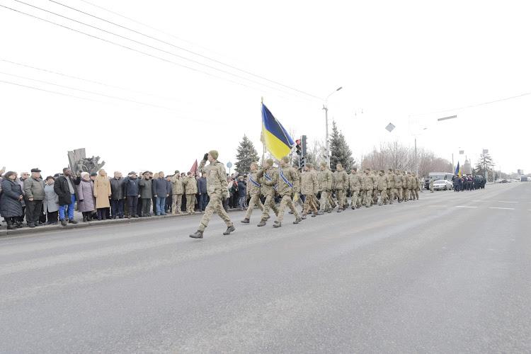 Почтили память: в Днепре горожане возложили цветы к памятнику воинам-интернационалистам - рис. 8