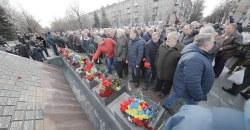 Почтили память: в Днепре горожане возложили цветы к памятнику воинам-интернационалистам - рис. 8