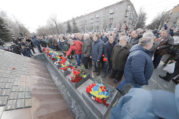 Почтили память: в Днепре горожане возложили цветы к памятнику воинам-интернационалистам - рис. 7
