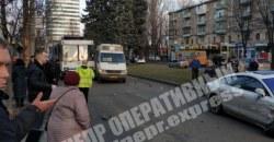 В Днепре на Гагарина легковушка протаранила маршрутку - рис. 12