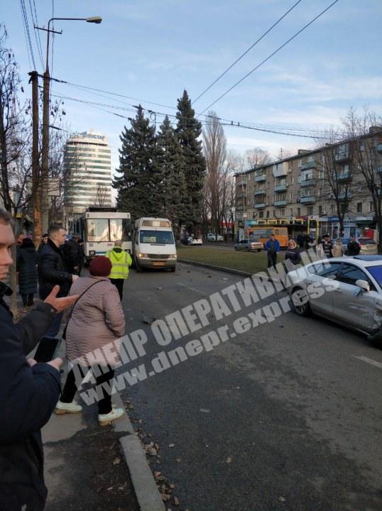 В Днепре на Гагарина легковушка протаранила маршрутку - рис. 1