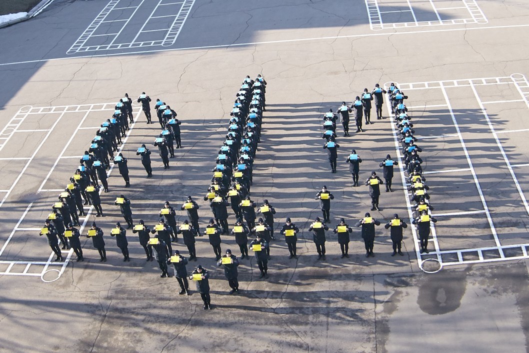 Флешмоб от курсантов: в Днепре создали гигантский герб Украины (ФОТО) - рис. 7