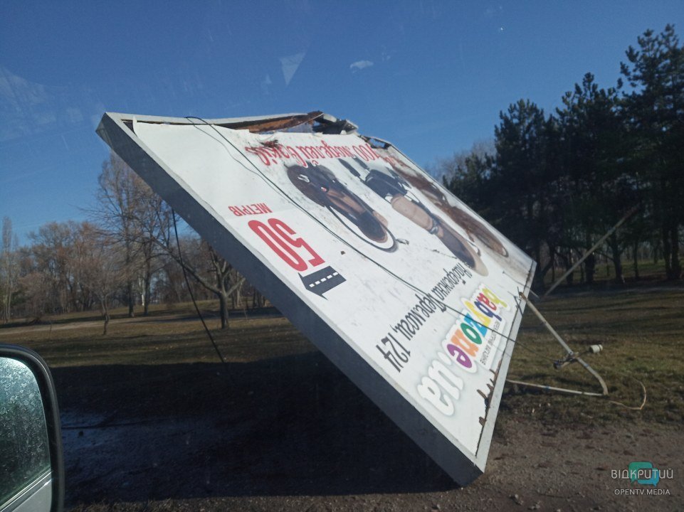 Мини-ураган: на Набережной Победы ветер сломал огромный билборд (ФОТО) - рис. 1