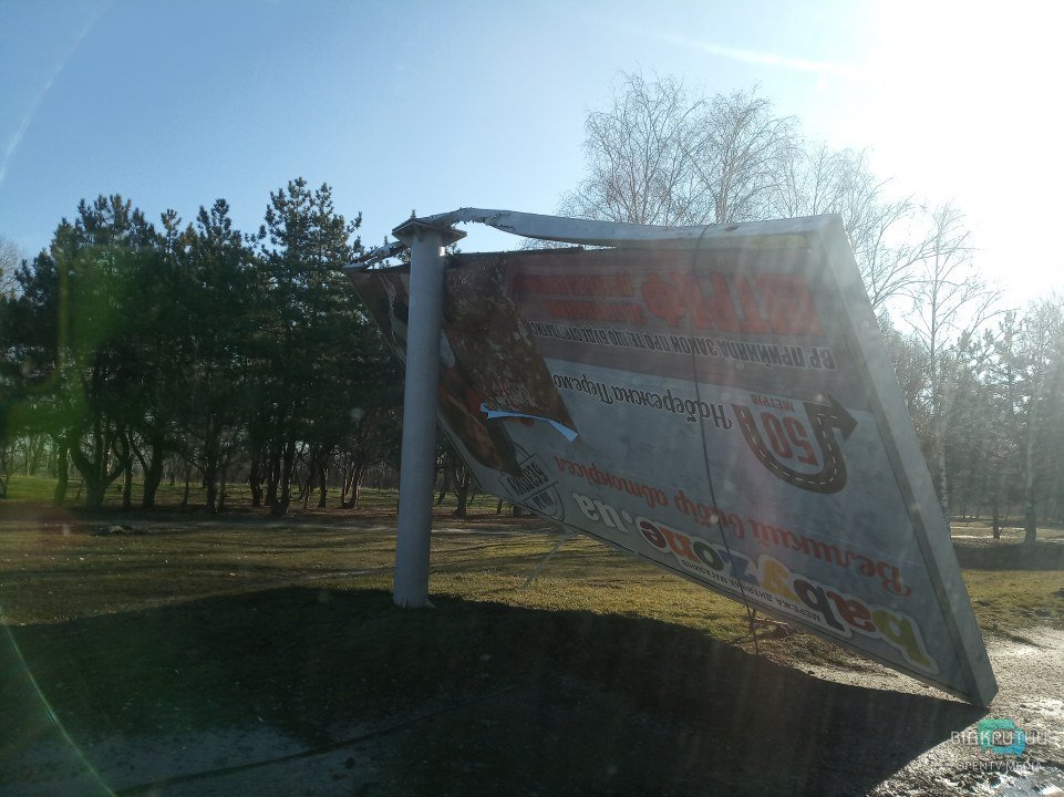 Мини-ураган: на Набережной Победы ветер сломал огромный билборд (ФОТО) - рис. 2