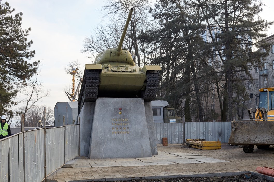 В Днепре окончательно решили перенести танк - памятник генералу Пушкину - рис. 1