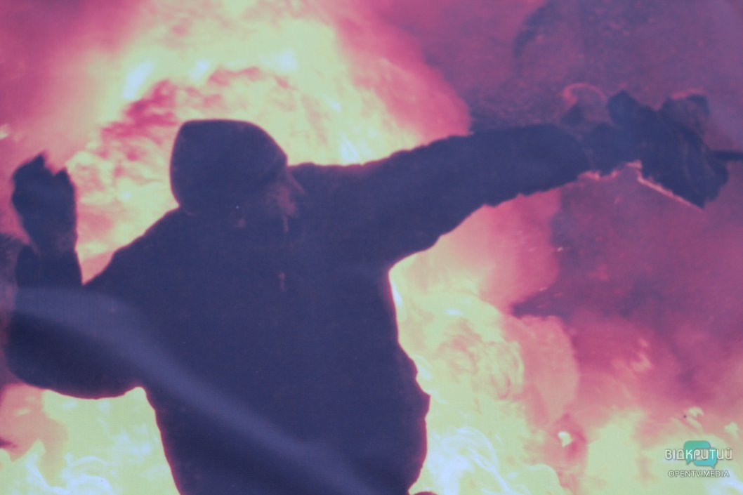 Герои не умирают: как в Днепре на площади Героев Майдана вспоминают о Небесной Сотне (ФОТОРЕПОРТАЖ) - рис. 2