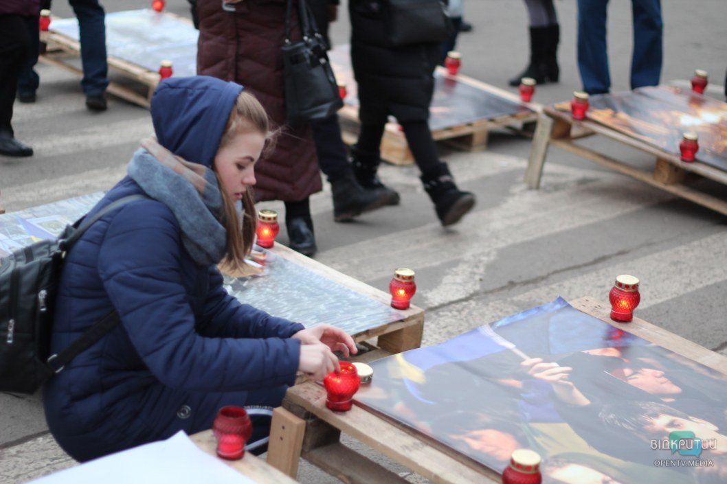 Герои не умирают: как в Днепре на площади Героев Майдана вспоминают о Небесной Сотне (ФОТОРЕПОРТАЖ) - рис. 3