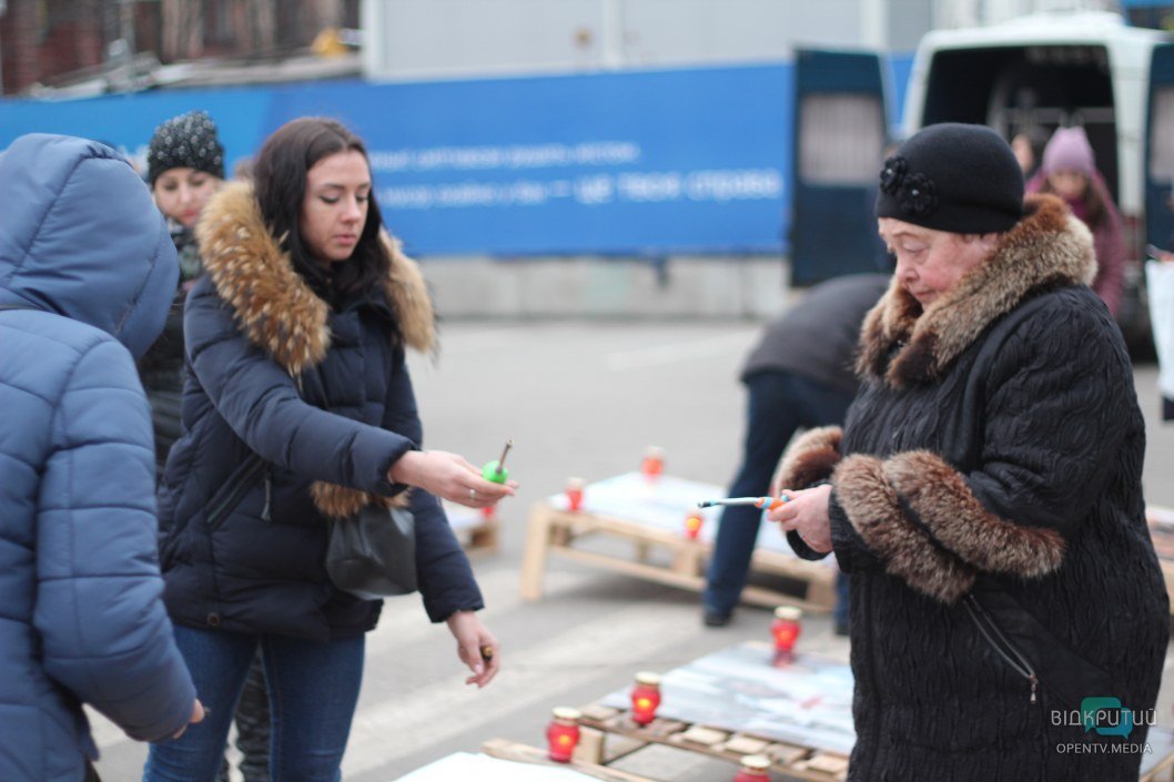 Герои не умирают: как в Днепре на площади Героев Майдана вспоминают о Небесной Сотне (ФОТОРЕПОРТАЖ) - рис. 4
