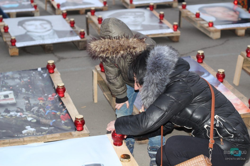 Герои не умирают: как в Днепре на площади Героев Майдана вспоминают о Небесной Сотне (ФОТОРЕПОРТАЖ) - рис. 5