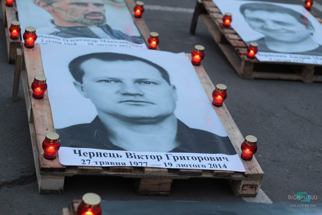 Герои не умирают: как в Днепре на площади Героев Майдана вспоминают о Небесной Сотне (ФОТОРЕПОРТАЖ) - рис. 11