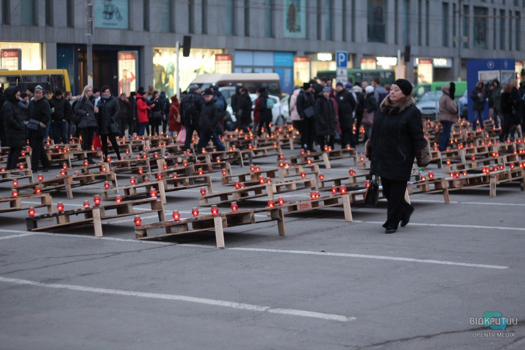 Герои не умирают: как в Днепре на площади Героев Майдана вспоминают о Небесной Сотне (ФОТОРЕПОРТАЖ) - рис. 12