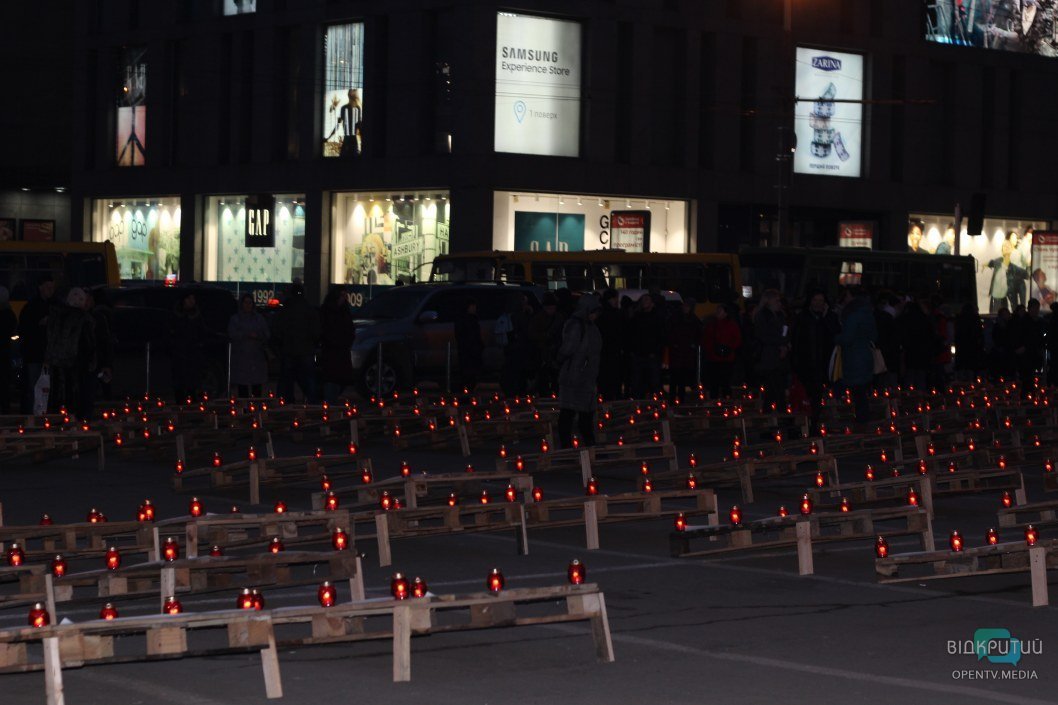 Герои не умирают: как в Днепре на площади Героев Майдана вспоминают о Небесной Сотне (ФОТОРЕПОРТАЖ) - рис. 13