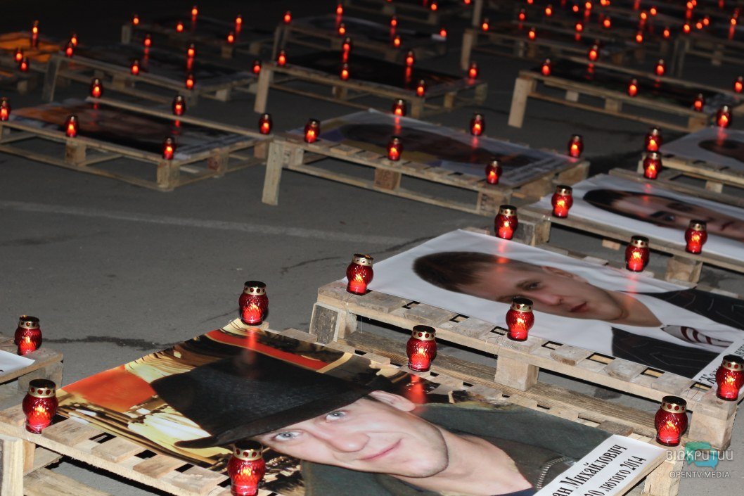Герои не умирают: как в Днепре на площади Героев Майдана вспоминают о Небесной Сотне (ФОТОРЕПОРТАЖ) - рис. 16