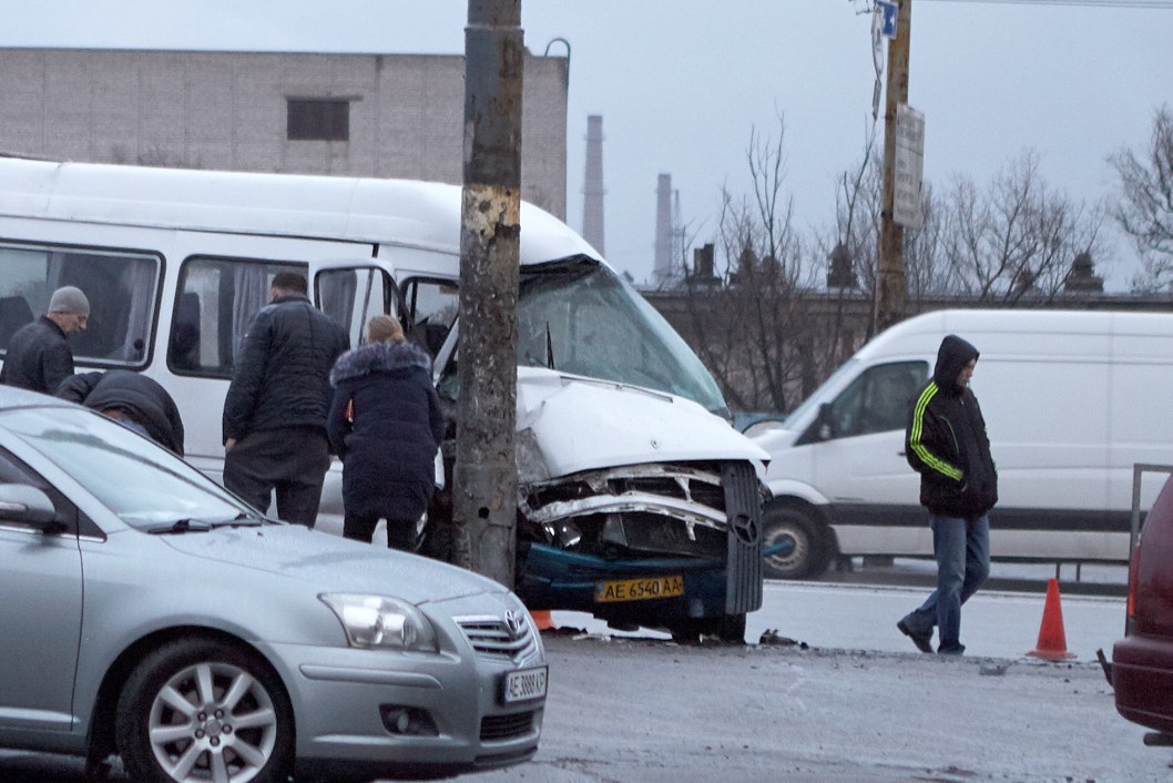 Пассажиров увезла скорая: маршрутка влетела в столб на Слобожанском проспекте (ФОТО, ВИДЕО) - рис. 2