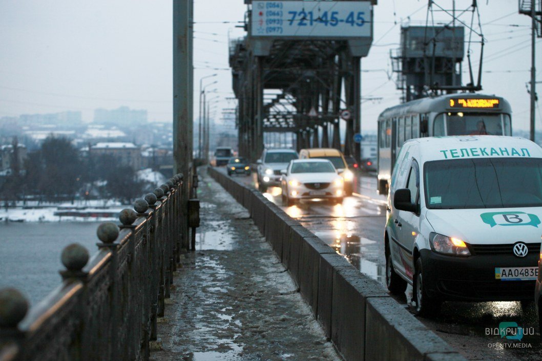 Старый мост парализован: в Днепре произошло ДТП с 3 авто (ФОТО) - рис. 8