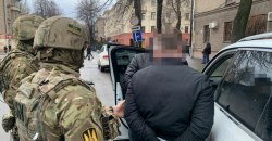 5000 долларов за избежание ответственности: ГБР задержала днепровского правоохранителя за вымогательство - рис. 1