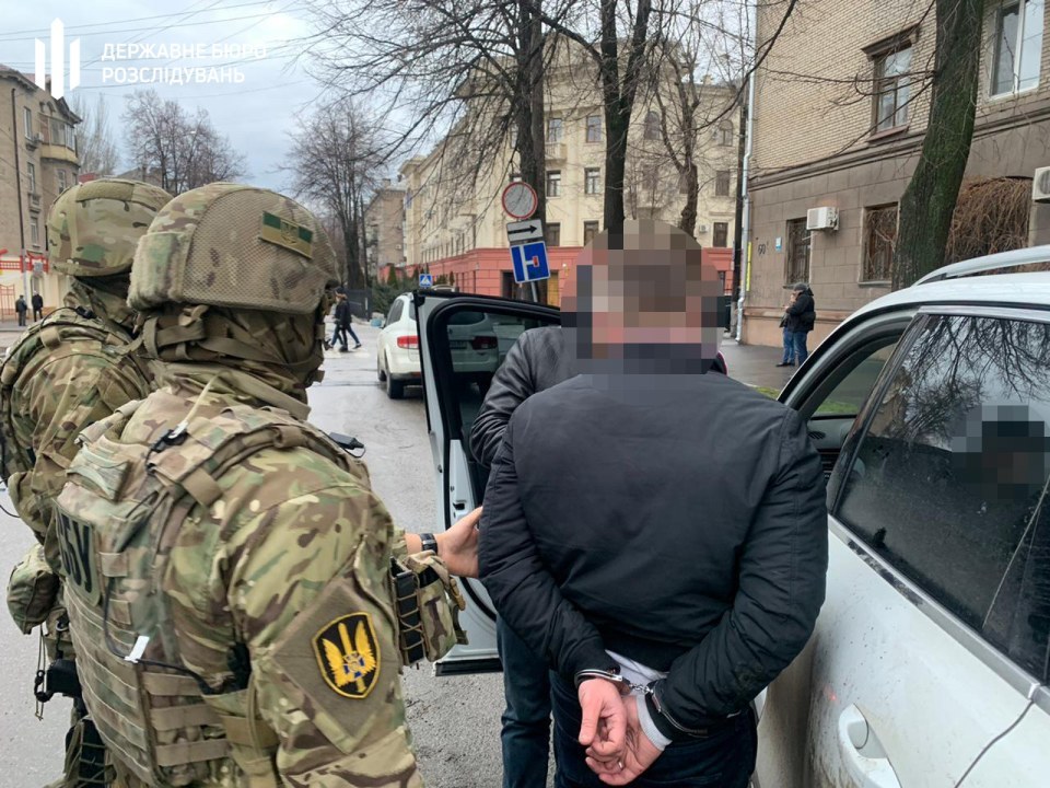 5000 долларов за избежание ответственности: ГБР задержала днепровского правоохранителя за вымогательство - рис. 1