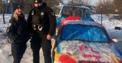 Задержаны по статье "фотогеничность": днепровские патрульные фотографируются возле "Приуса-снеговика" - рис. 8