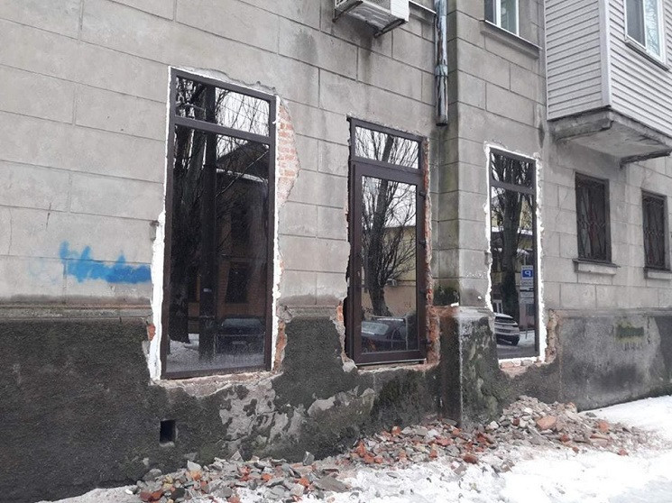 Странные окна и царь-балкон: на Гончара разрушают здание 1930-х годов (ФОТО) - рис. 1