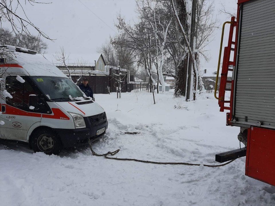 Опять метель: в Днепре спасателям пришлось вытаскивать скорую из снежного плена (ФОТО, ВИДЕО) - рис. 2