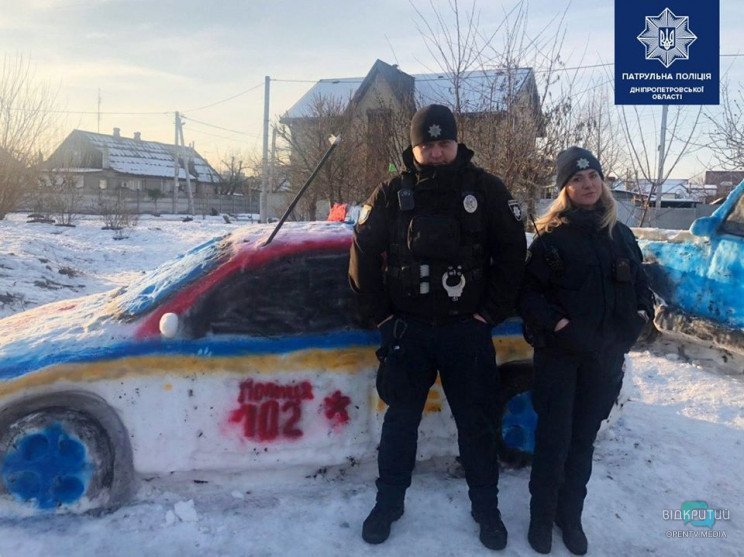 Задержаны по статье "фотогеничность": днепровские патрульные фотографируются возле "Приуса-снеговика" - рис. 1