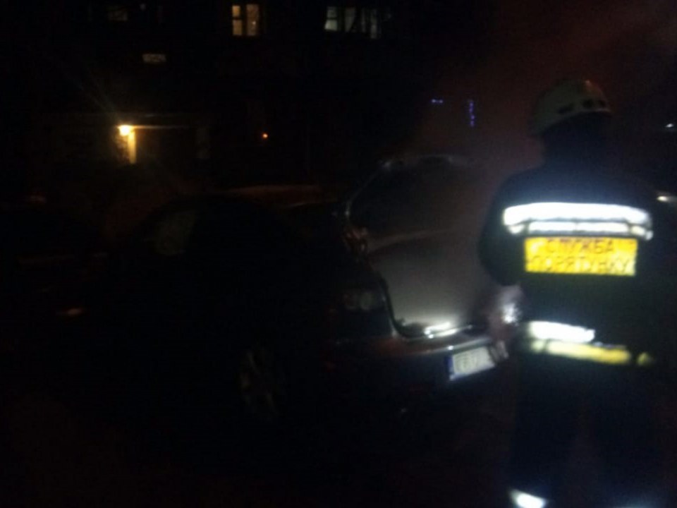 В Днепре ночью на Слобожанском горел автомобиль Mazda 3 (ФОТО) - рис. 2