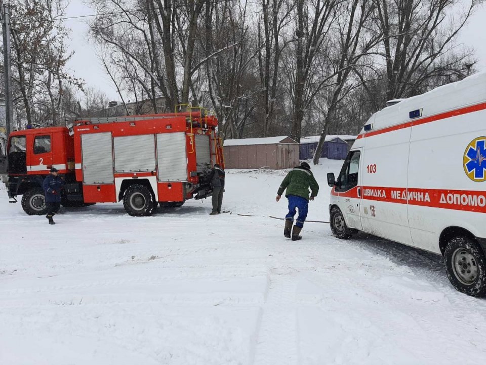 Опять метель: в Днепре спасателям пришлось вытаскивать скорую из снежного плена (ФОТО, ВИДЕО) - рис. 1