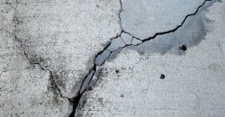 В Днепре на Яворницкого кирпичная стена внезапно обрушилась на парковку (ВИДЕО) - рис. 13