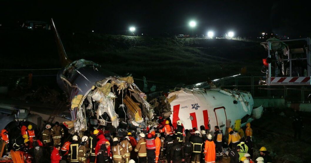 Смертельная авиакатастрофа в Турции: известно количество погибших и пострадавших (ФОТО, ВИДЕО) - рис. 2