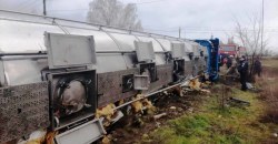 В Днепропетровской области перевернулась фура с подсолнечным маслом: на месте дежурят спасатели (ФОТО) - рис. 10