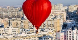"Воздушная валентинка" размером с 6-этажный дом и полёт над Днепром: необычные подарки на 14 февраля (ФОТО) - рис. 1