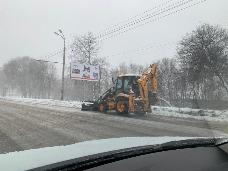 Непогода в Днепре: коммунальщики обеспечивают безопасность движения на особо сложных участках дорог - рис. 1
