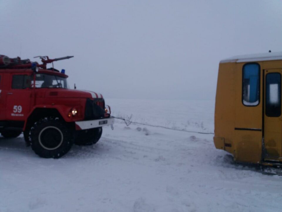 Транспортный коллапс продолжается: под Днепром спасатели вытаскивали школьный автобус из снежной ловушки - рис. 2