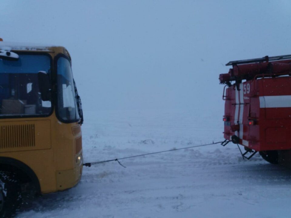Транспортный коллапс продолжается: под Днепром спасатели вытаскивали школьный автобус из снежной ловушки - рис. 1