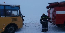 Транспортный коллапс продолжается: под Днепром спасатели вытаскивали школьный автобус из снежной ловушки - рис. 8