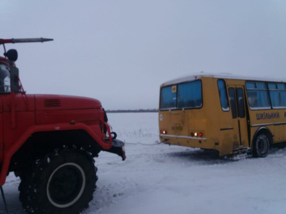 Транспортный коллапс продолжается: под Днепром спасатели вытаскивали школьный автобус из снежной ловушки - рис. 3