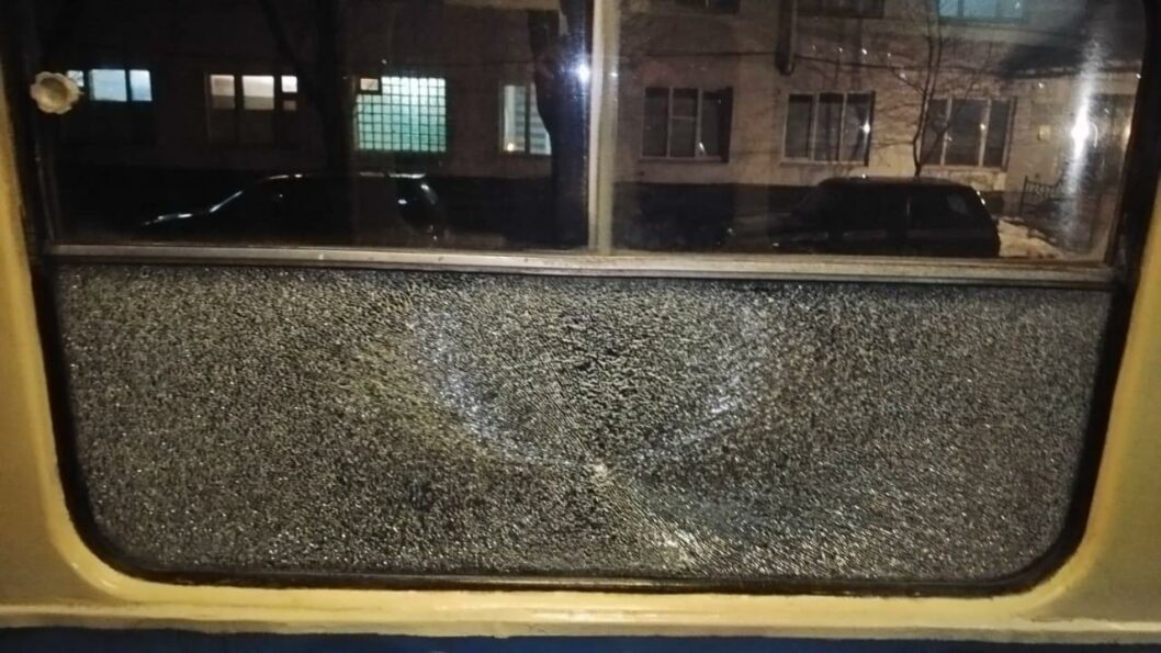 Неизвестные напали в Днепре на трамвай №12 с пассажирами: известны первые подробности - рис. 1