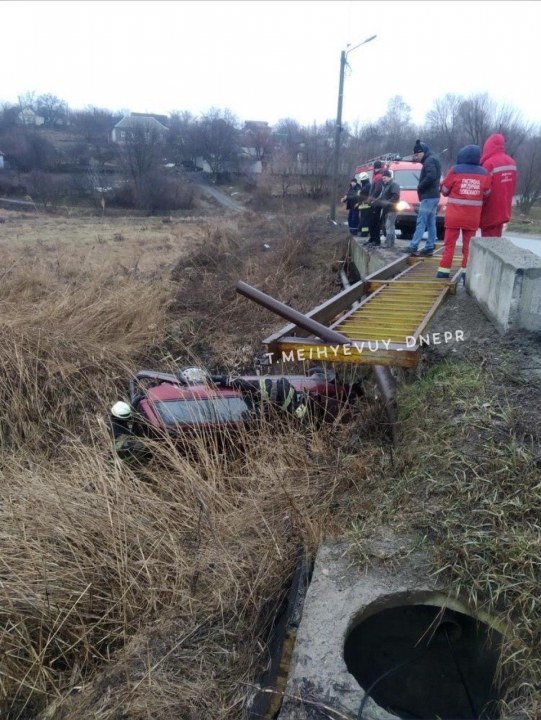 Не справился с управлением: водитель снес забор и слетел в балку с моста в Днепре (ФОТО) - рис. 3
