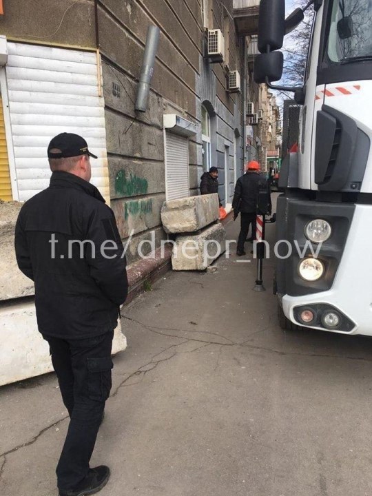 Активисты расправляются с "наливайками" в Днепре