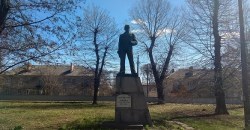 Ну что за вандалы: на Днепропетровщине разбили памятник матросу Железняку - рис. 2