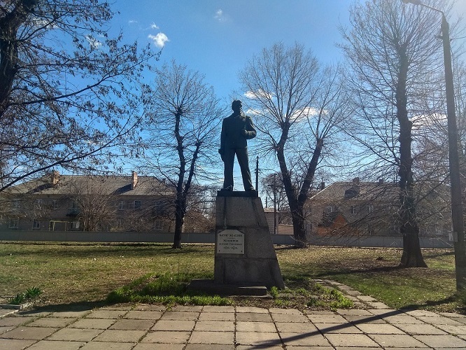 Ну что за вандалы: на Днепропетровщине разбили памятник матросу Железняку - рис. 3